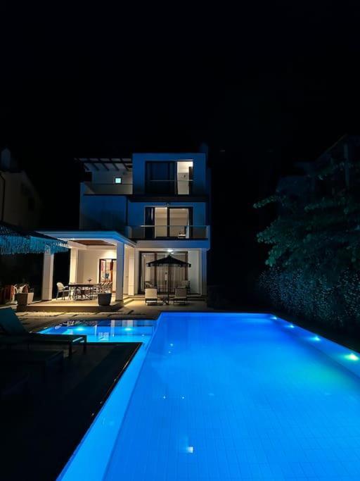 Beachfront With Private Pool By Monika Experiences Вилла Голем